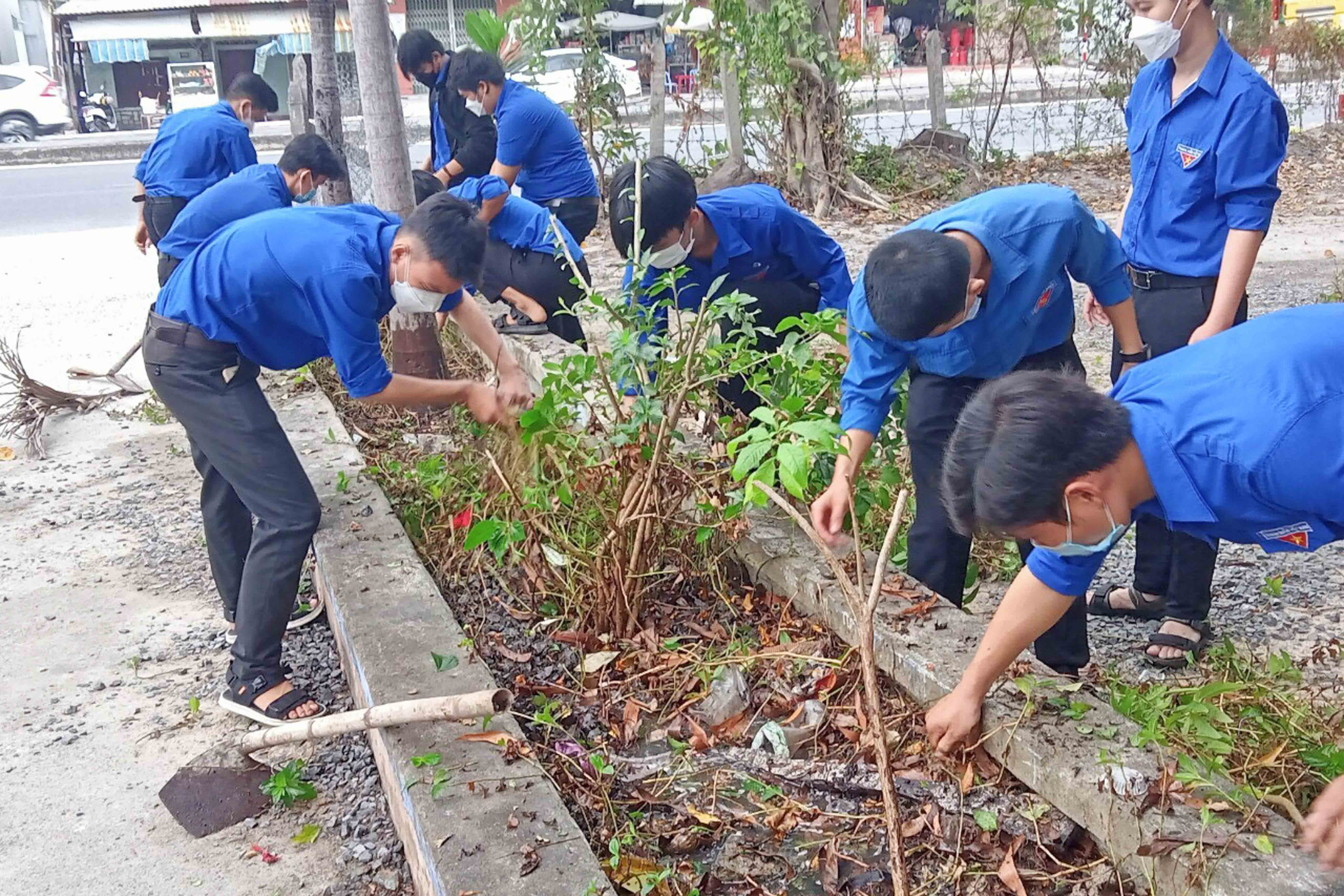 Các cơ sở đoàn của huyện Cam Lâm ra quân thực hiện công trình vườn cây thanh niên ở các đơn vị trường học