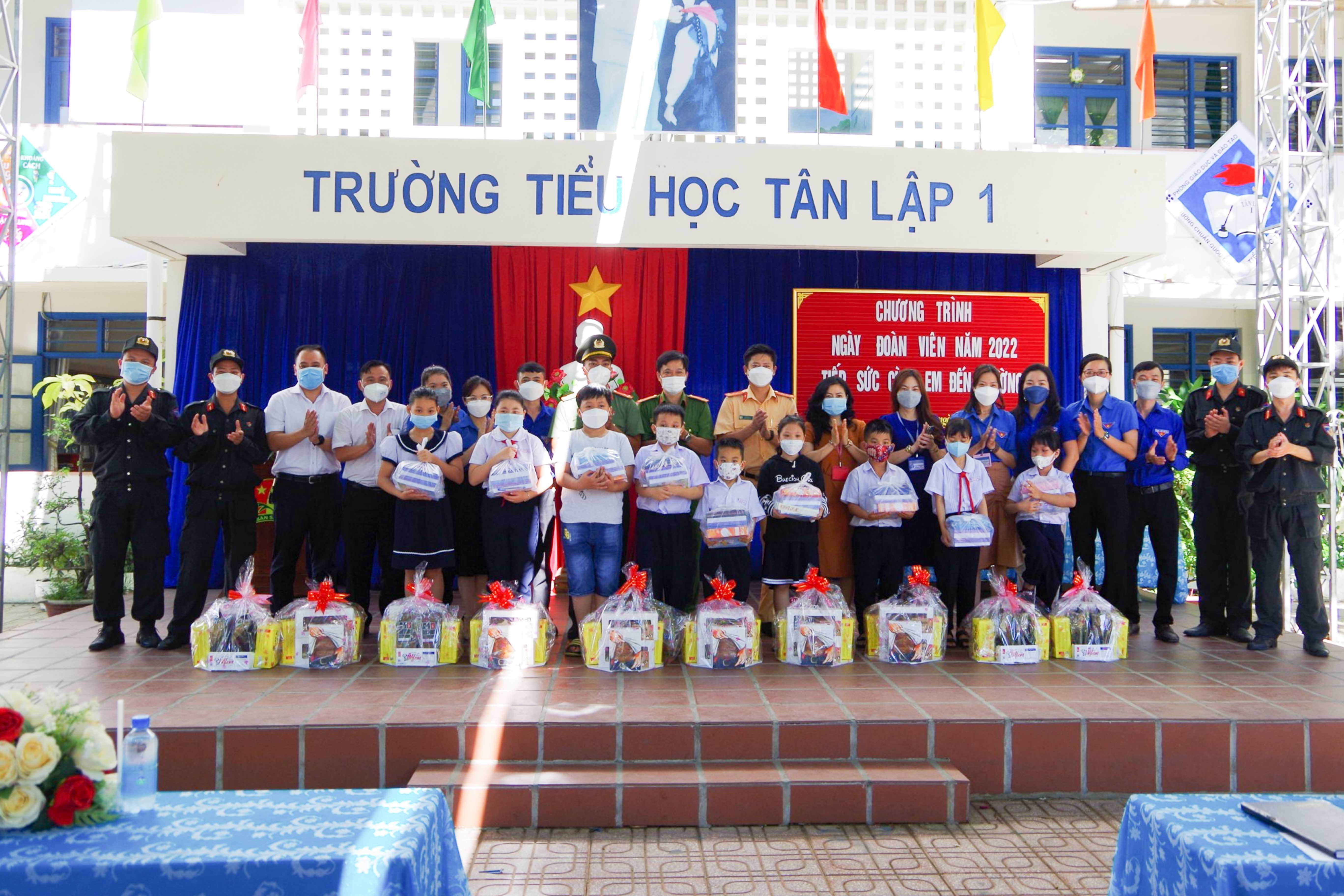 Các đơn vị trao quà cho học sinh Trường Tiểu học Tân Lập 1