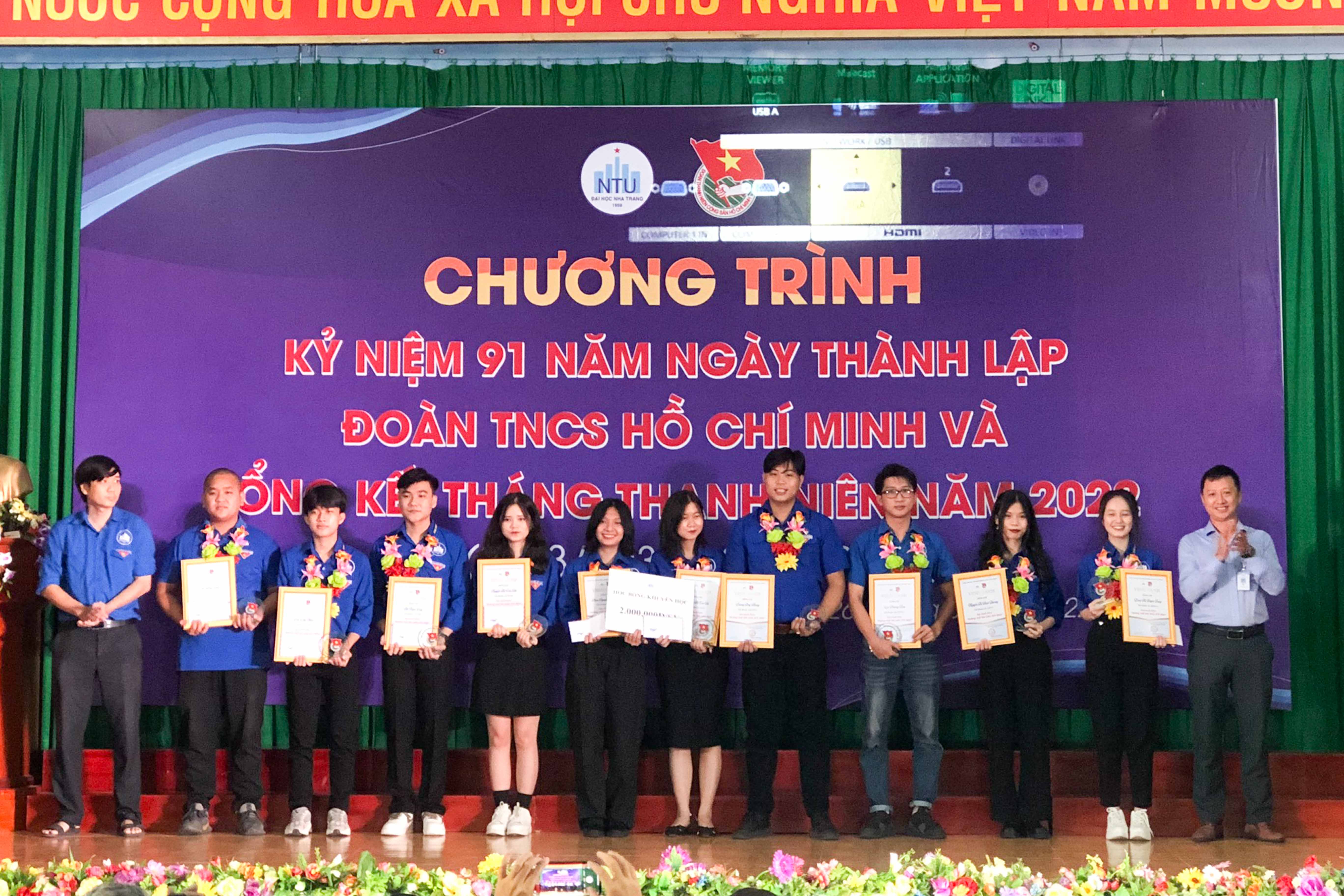 Ban tổ chức vinh danh các sinh viên tiêu biểu của trường 