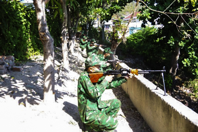 Cán bộ, chiến sĩ Hải đội 2 luyện tập phương án chiến đấu bảo vệ đơn vị.