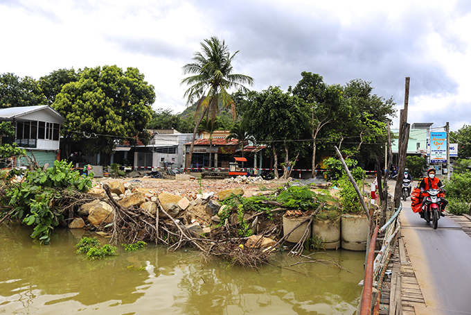 Phần đất ông Nguyễn Vương Vũ (1 trong 10 hộ lấn chiếm đất)  xây dựng trái phép để kinh doanh.