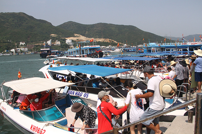 Du khách tại Bến tàu du lịch Nha Trang