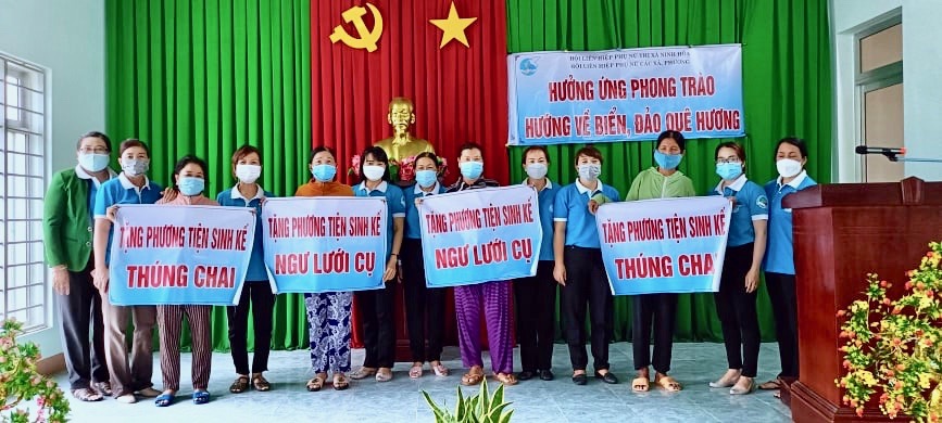 Trao phương tiện sinh kế cho các ngư dân khó khăn. 