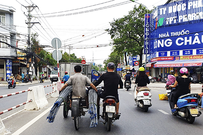 Một chiếc xe 3 bánh lưu thông trái phép trên đường Lê Hồng Phong, Nha Trang.