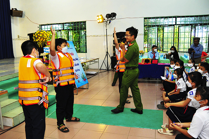 Tập huấn kỹ năng phòng, chống tai nạn đuối nước cho trẻ em tại Trường Tiểu học Vĩnh Phương 2.