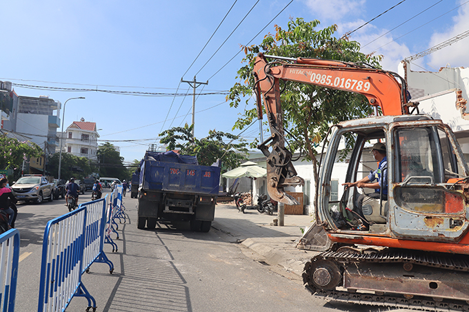 Lực lượng chức năng lập hàng rào bảo vệ khu vực cưỡng chế 