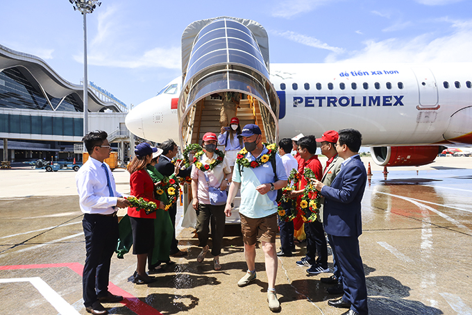 Những vị khách Hàn Quốc đầu tiên đến Nha Trang - Khánh Hòa  sau thời gian gián đoạn vì dịch Covid-19.