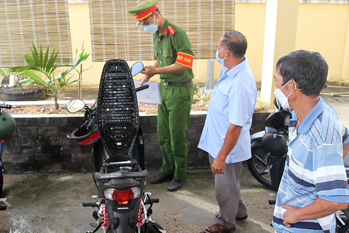 Cán bộ Công an phường Ninh Giang kiểm tra, đối chiếu số khung, số máy các phương tiện đến đăng ký biển số