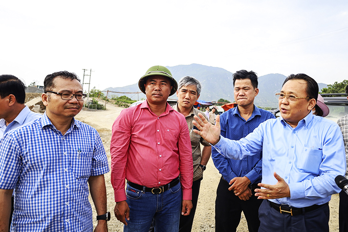 Ông Lê Hữu Hoàng kiểm tra thực tế dự án cao tốc Nha Trang - Cam Lâm.