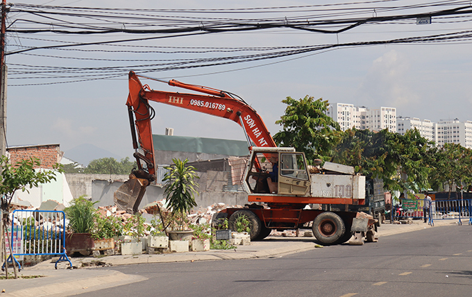 Cưỡng chế công trình không phép trên đường Thích Quảng Đức sáng 25-5