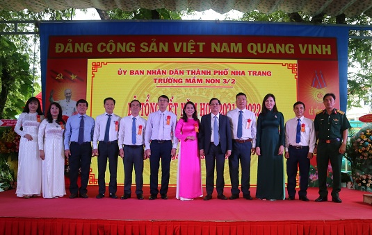 Lãnh đạo nhà trường chụp ảnh lưu niệm với các đại biểu dự lễ. 