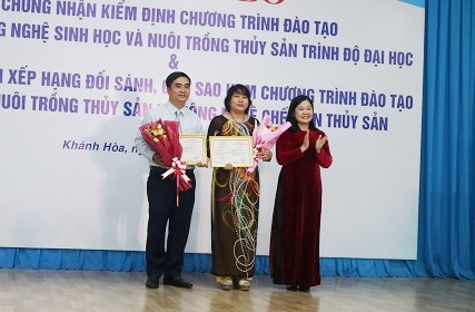 Đại diện 2 ngành nhận giấy chứng nhận đạt chuẩn kiểm định chất lượng giáo dục. 