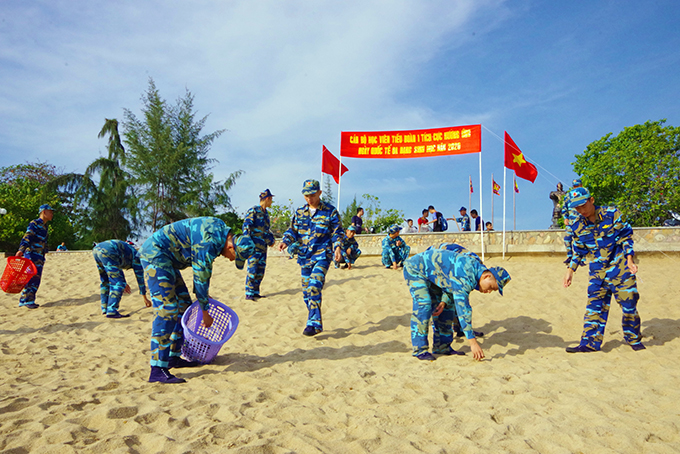  Học viên tham gia dọn vệ sinh bờ biển.