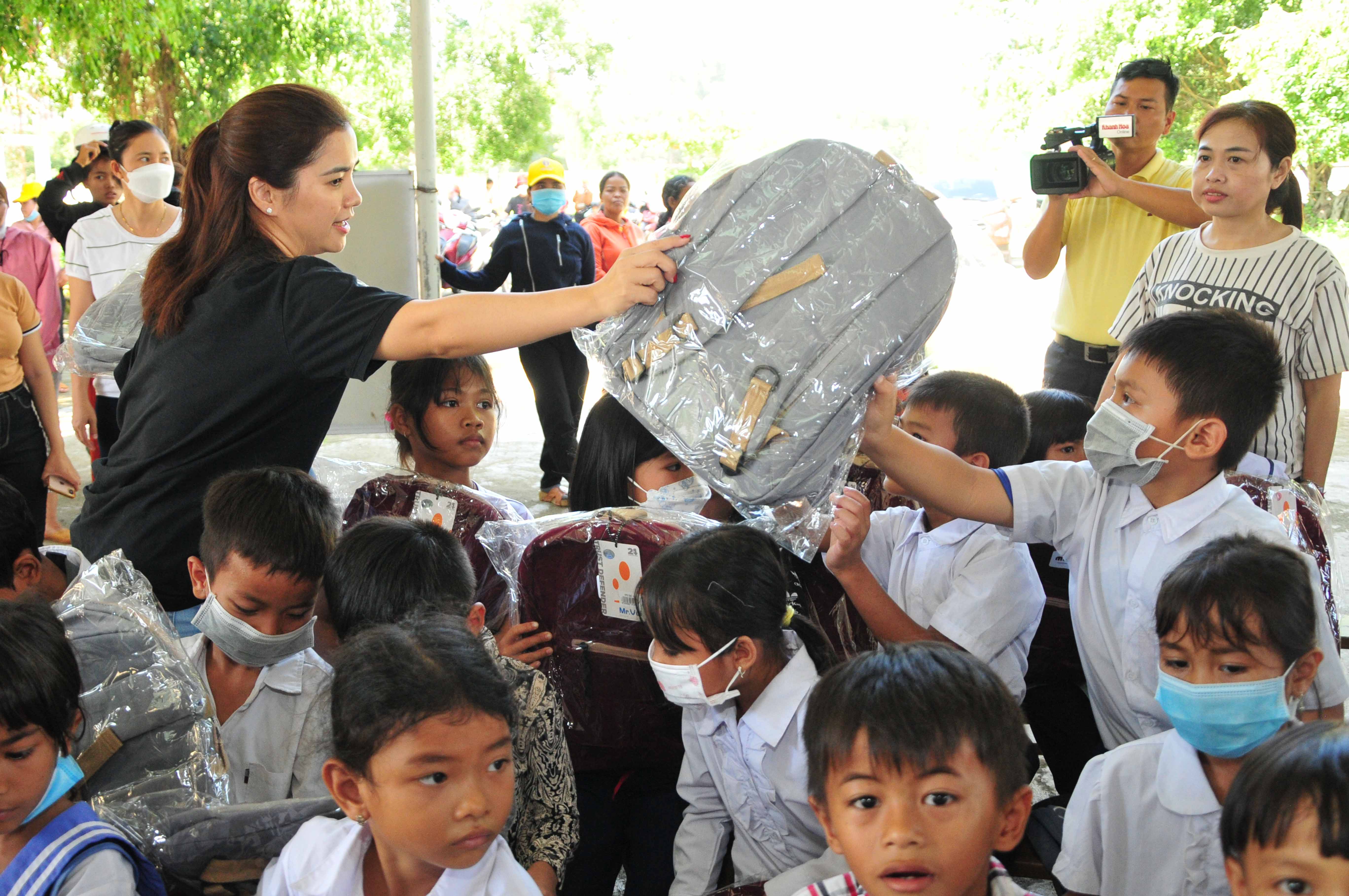 Đại diện Hội từ thiện Hoa Sứ trao quà cho các học sinh