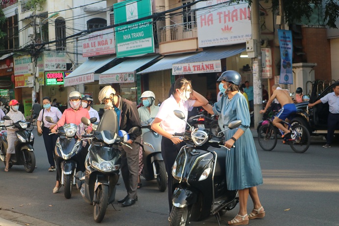 Đa số thí sinh được phụ huynh đưa tới điểm thi. 