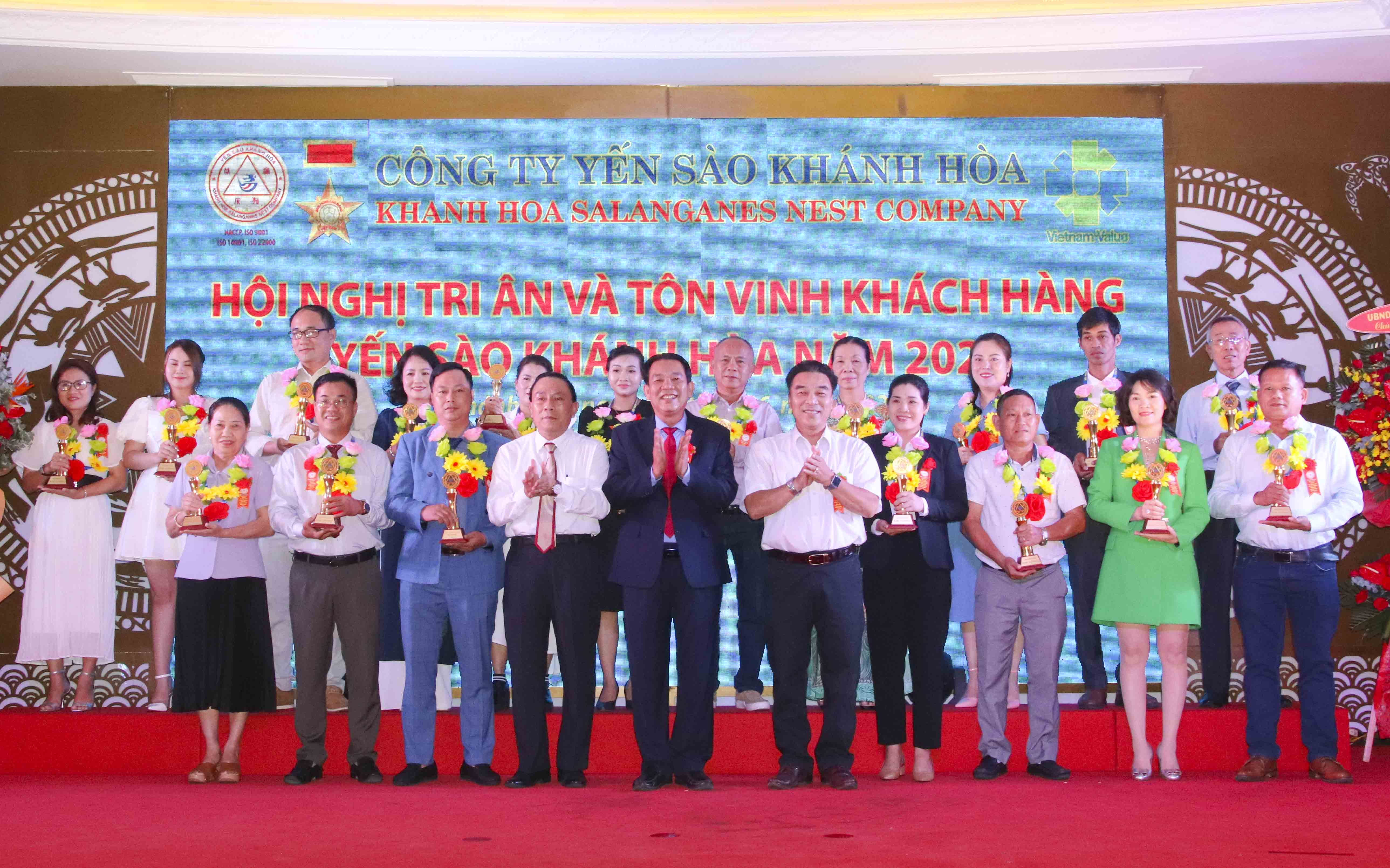 Vinh danh các nhà phân phối kim cương.