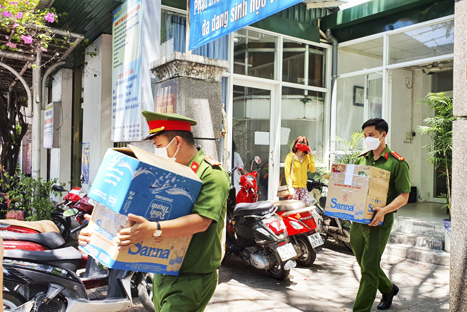 Công an thu giữ nhiều tài liệu sau cuộc khám xét tại nơi làm việc  của ông Huỳnh Văn Dõng và Trần Quốc Huy.