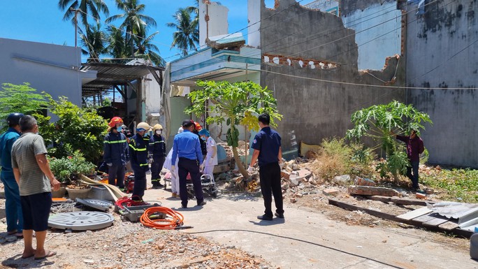 Nha Trang: Tháo dỡ công trình, 2 công nhân thương vong - Ảnh 2.