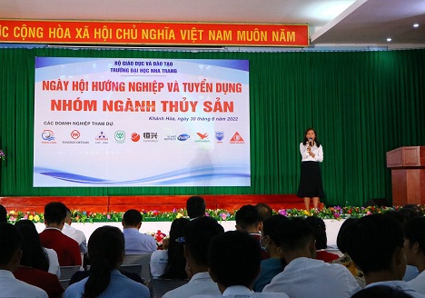 Đại diện doanh nghiệp giới thiệu về nhu cầu tuyển dụng.