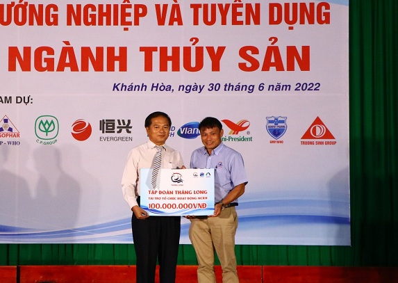 Doanh nghiệp trao học bổng cho quỹ khuyến học của Viện Nuôi trồng thủy sản. 