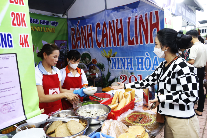 Các gian hàng giới thiệu sản phẩm ẩm thực thu hút khách đến tìm hiểu.