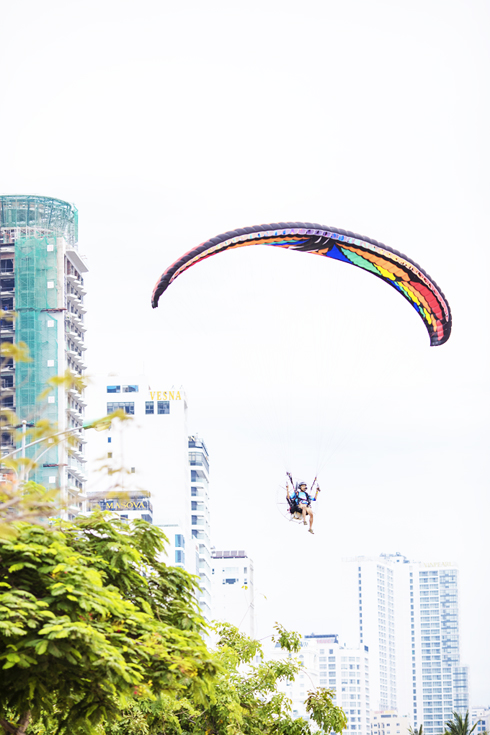 Dù lượn  và vẻ đẹp  Nha Trang  nhìn từ trên cao.