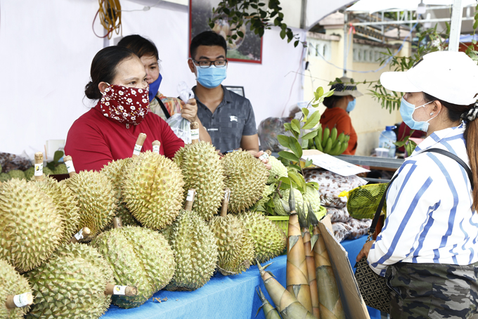 Sầu riêng Khánh Sơn là một trong những nông sản đáng chú ý tại phiên chợ. 