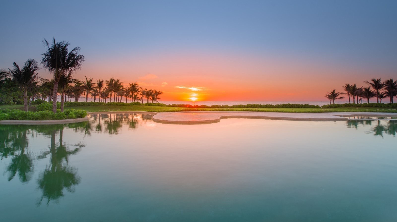 Bình minh trên biển nhìn từ Ana Mandara Cam Ranh