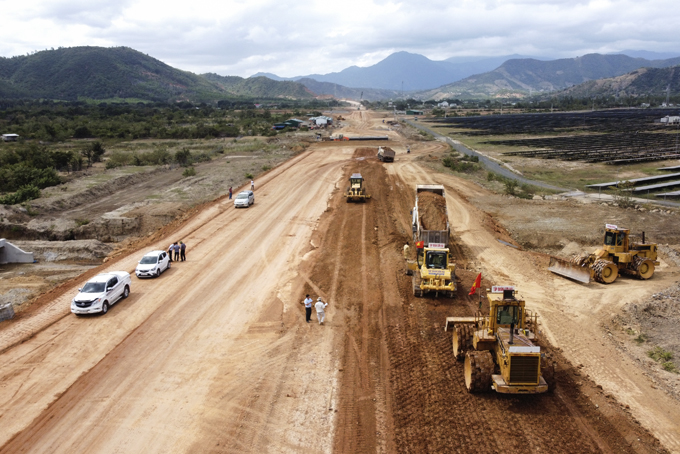 Thi công trên cao tốc đoạn Nha Trang - Cam Lâm.