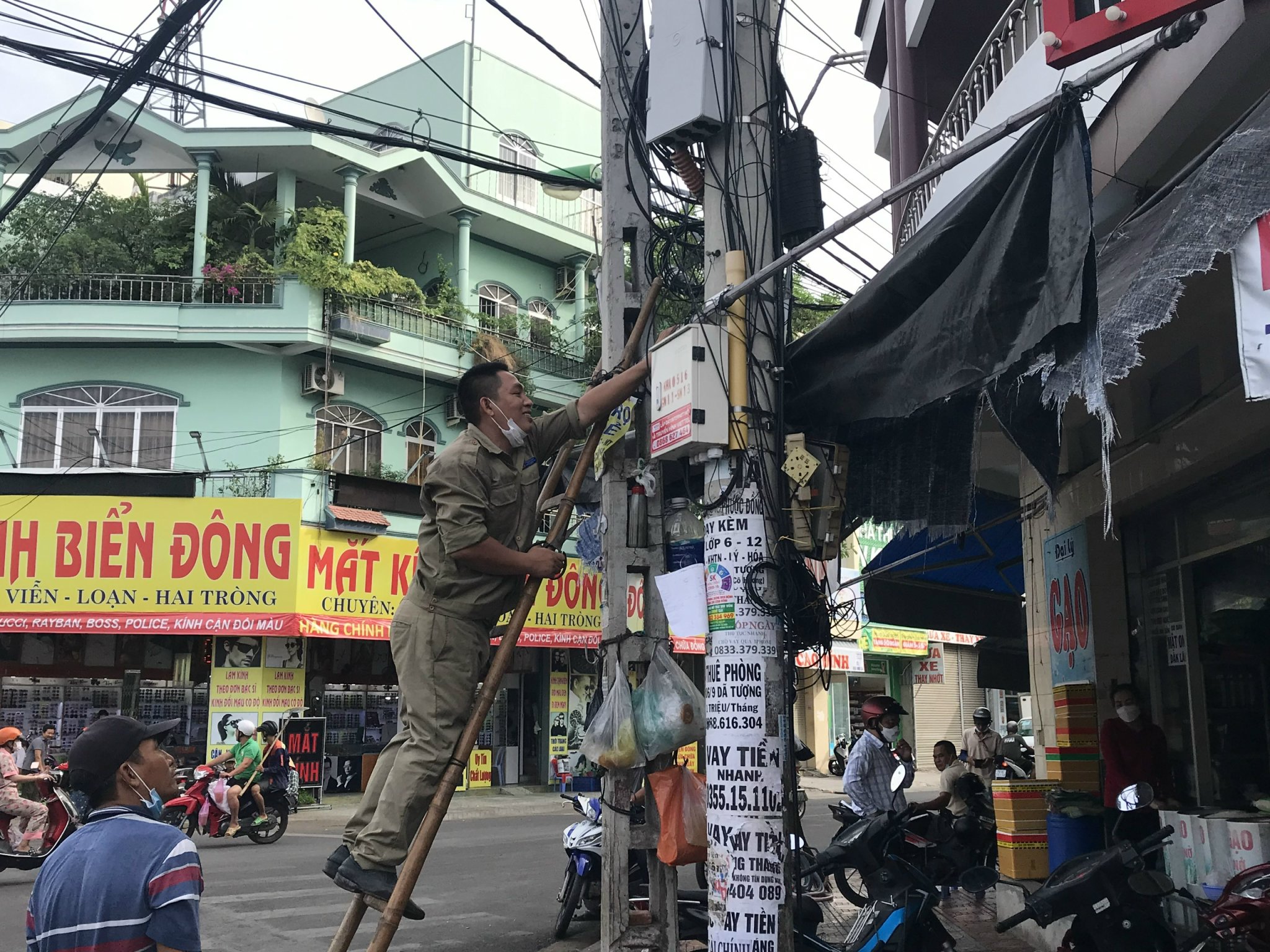 Người dân tháo dỡ mái che, bảng hiệu lấn chiếm vỉa hè.