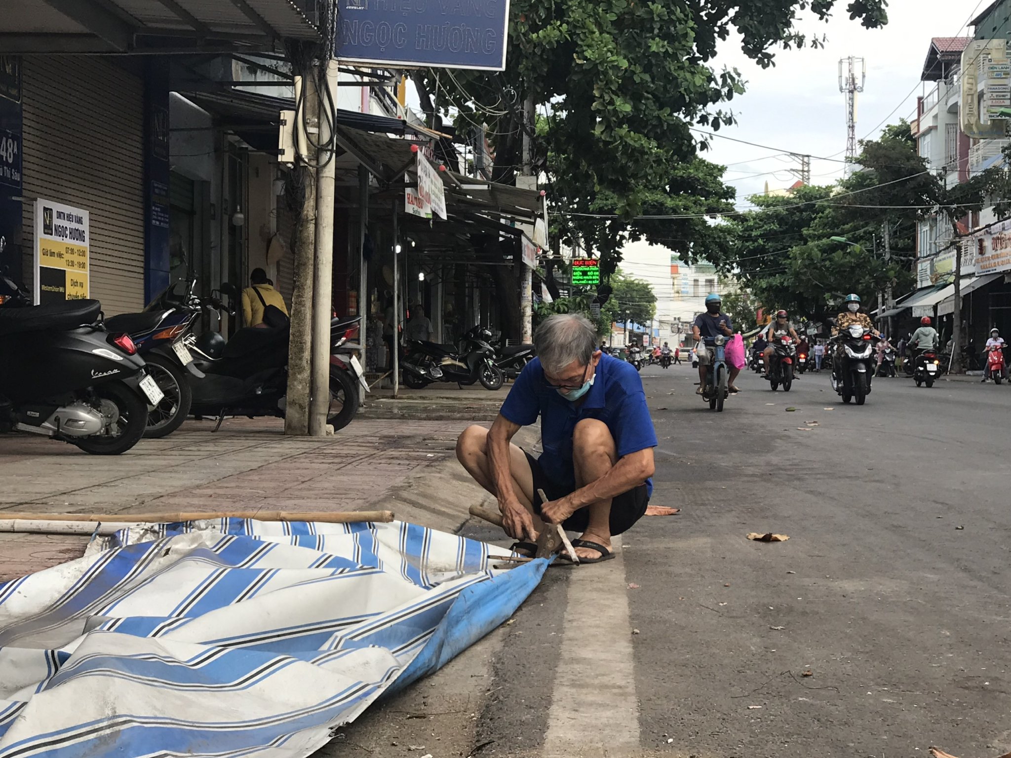 Tháo mai che lấn chiếm vỉa hè.