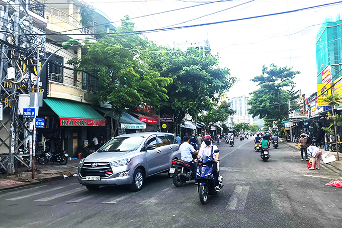 Đường  Võ Thị Sáu  đã thông thoáng, không còn  tình trạng  lấn chiếm  lòng đường,  vỉa hè  để buôn bán.