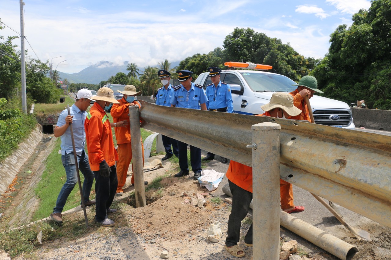 Lực lượng chức năng rào đóng đường nhánh trái phép đấu nối vào Quốc lộ 1 bằng hộ lan mềm.