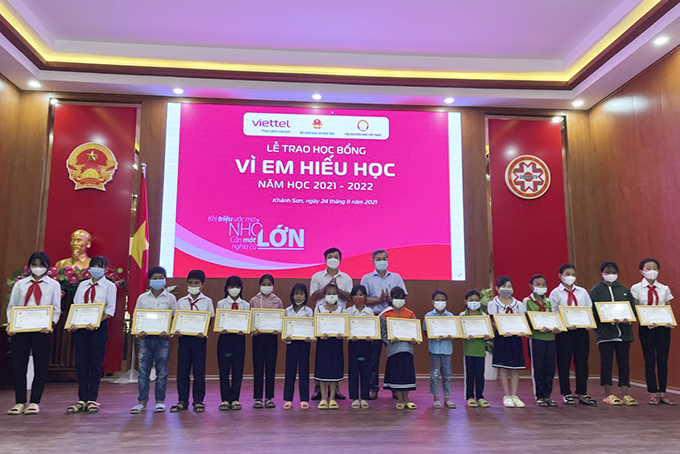 Các học sinh nhận học bổng “Vì em hiếu học” năm học 2021 - 2022.