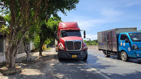 Sau va chạm, xe container di chuyển thêm một đoạn thì dừng lại