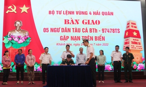 Tiến hành thủ tục bàn giao các ngư dân.