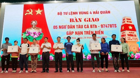 Lãnh đạo Vùng 4 Hải quân tặng quà cho các ngư dân và thân nhân.