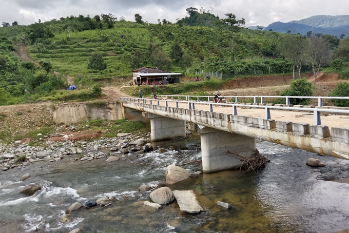 Từ khi cầu Ko Róa hoàn thành, giao thông  vào vùng sản  xuất Ko Róa (xã Sơn Lâm) đã thuận lợi.