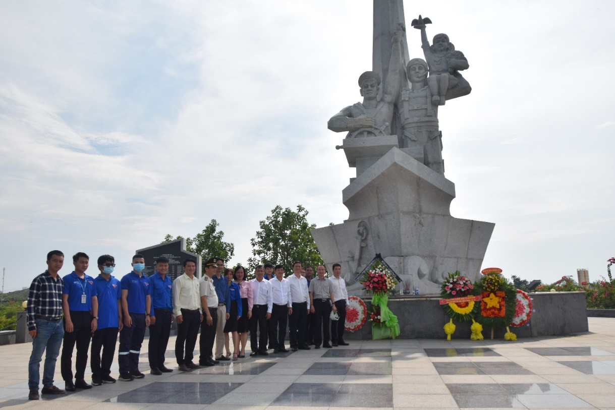 Đoàn đặt vòng hoa, dâng hương tại tượng đài Cam Ranh.