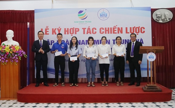 Các sinh viên nhận học bổng. 