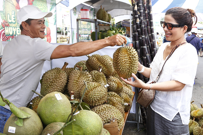 Người dân Nha Trang mua sầu riêng tại lễ hội.