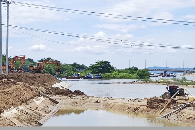 Thi công tại kè hạ lưu sông Hiền Lương.