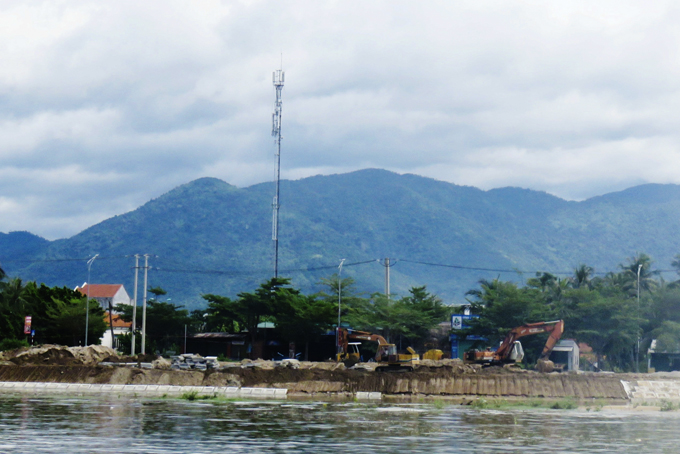 Thi công kè hạ lưu sông Hiền Lương (huyện Vạn Ninh). 