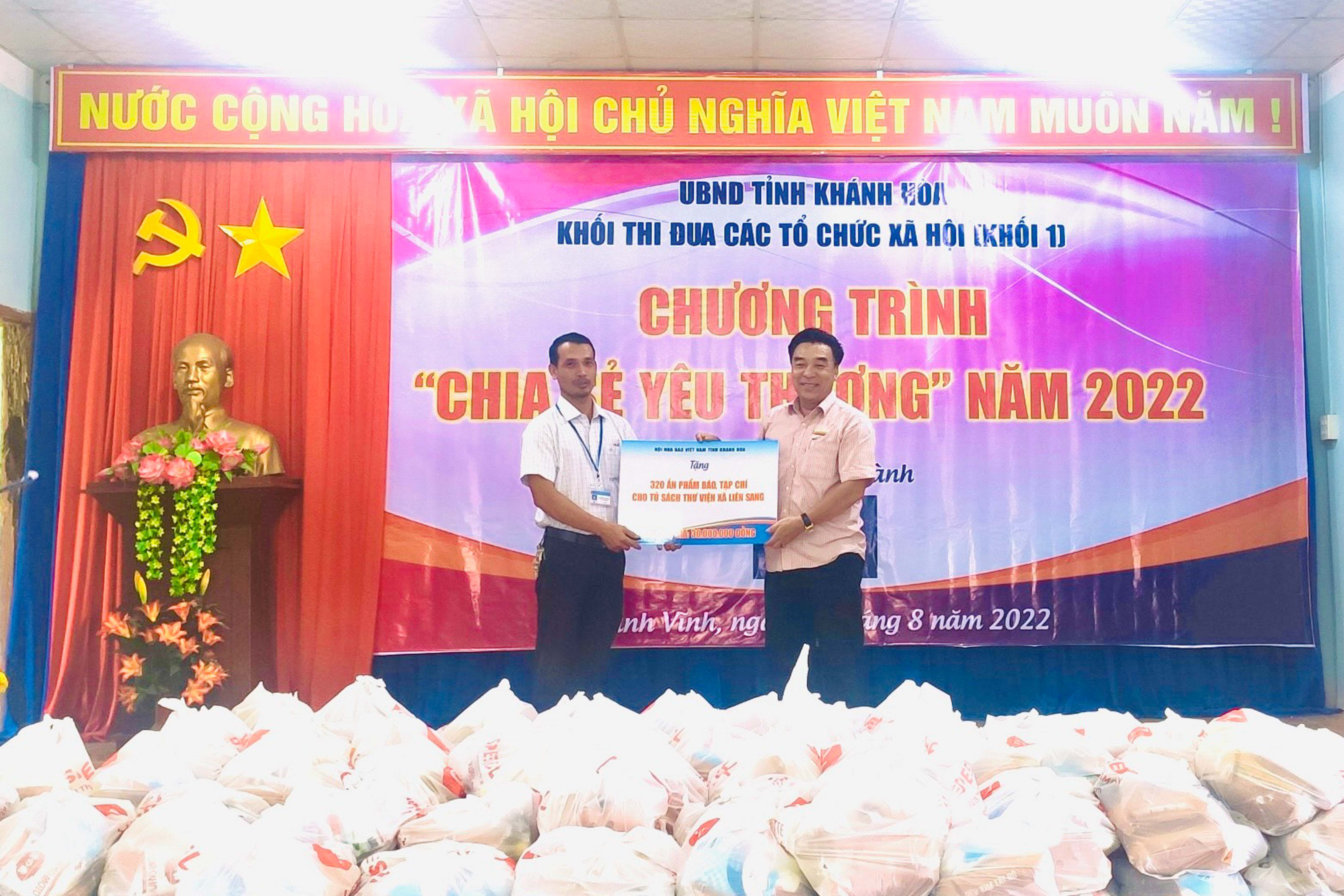 Trao biểu trưng hỗ trợ 320 ấn phẩm báo chí, tài liệu tuyên truyền cho thư viện xã trị giá 30 triệu đồng