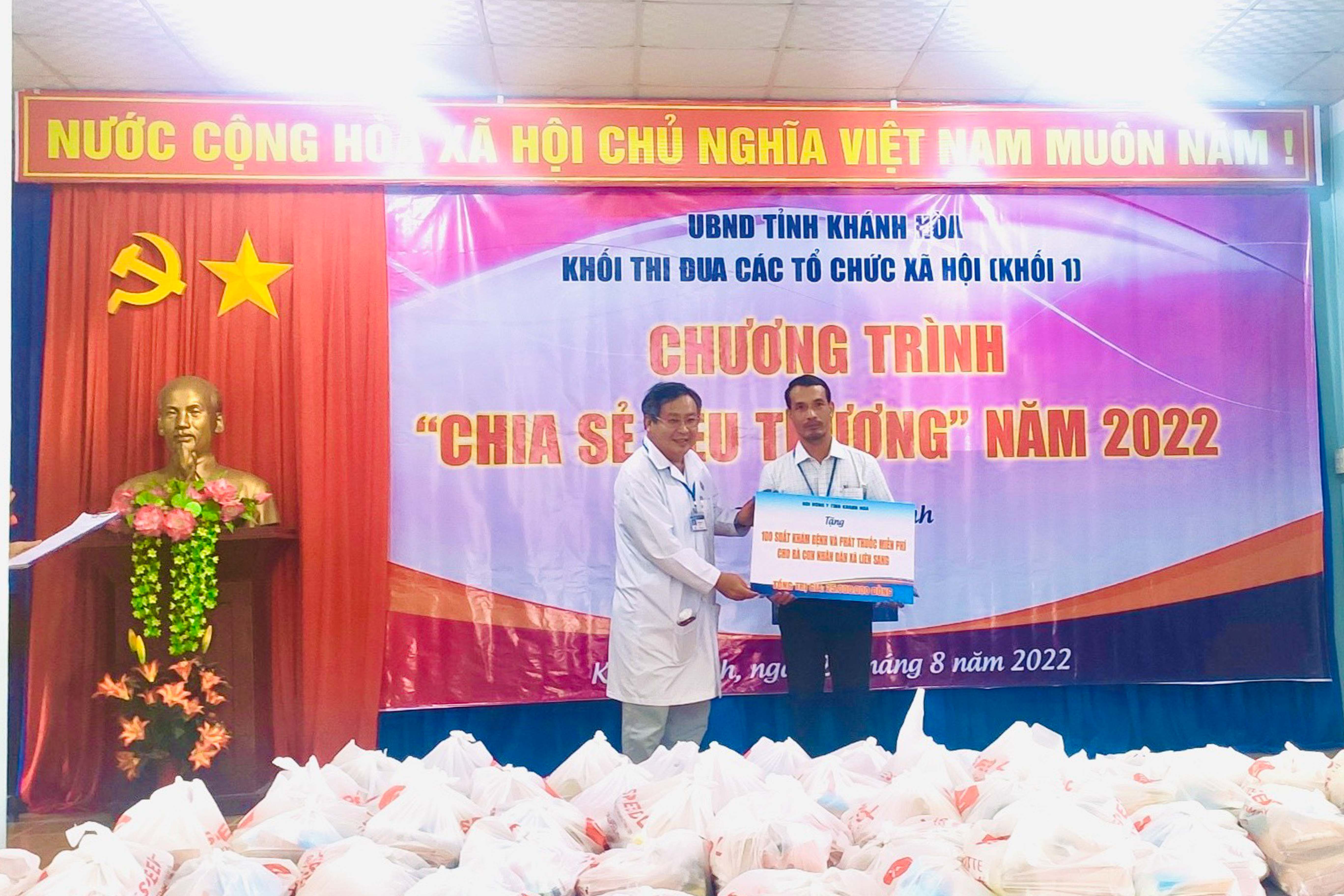 Trao biểu trưng hỗ trợ 100 lượt khám bệnh, phát thuốc cho người dân