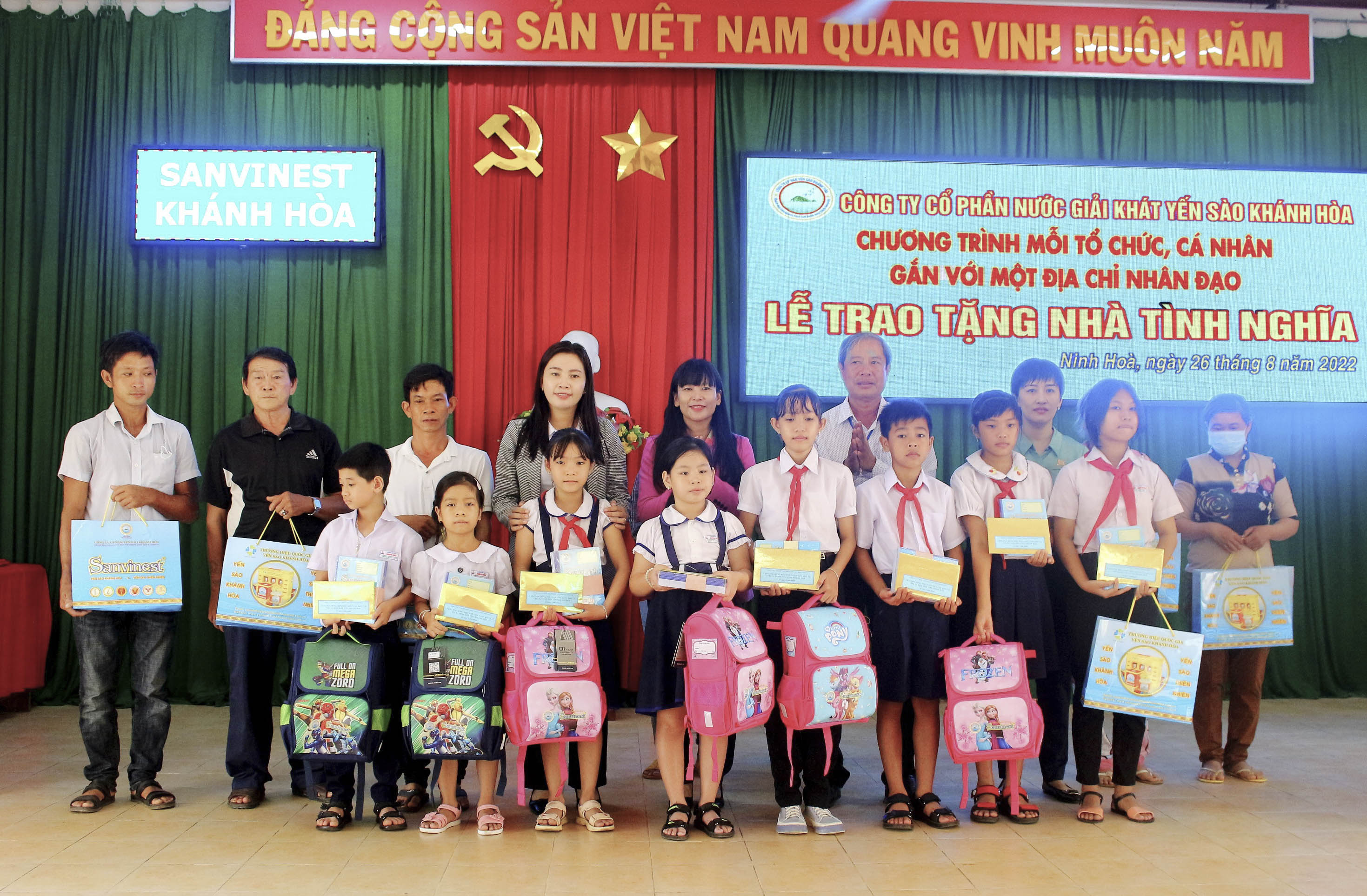 Lãnh đạo công ty trao học bổng cho học sinh giỏi