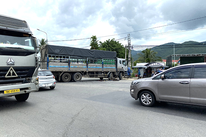 Lực lượng chức năng. phân luồng cho các phương tiện di chuyển sang chiều ngược lại.