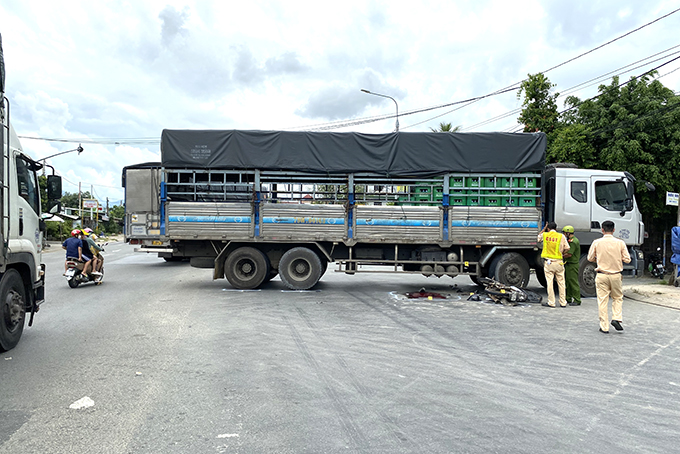 Cảnh sát giao thông đã tiến hành đo đạc hiện trường để làm rõ nguyên nhân dẫn đến tai nạn. 