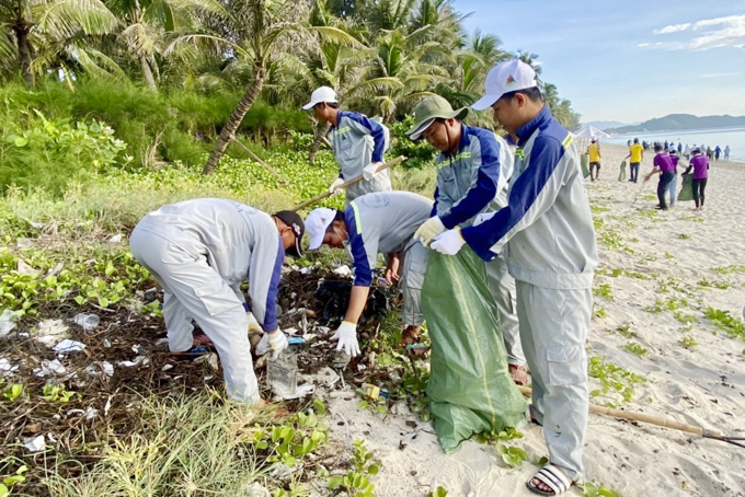 Đoàn viên, thanh niên, người lao động các đơn vị dọn vệ sinh khu vực bãi biển Dốc Lết.