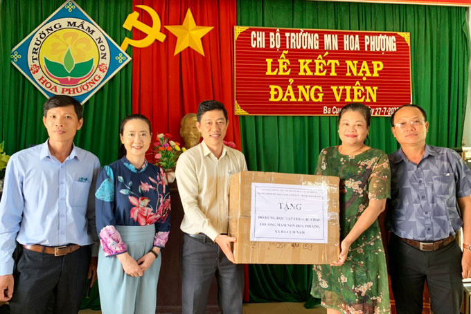 Tặng đồ dùng học tập cho Trường Mầm non Hoa Phượng.